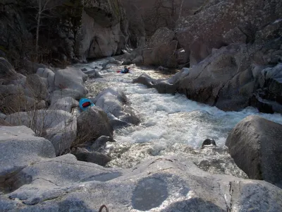 Christophe en termine avec le long enchaînement du milieu des Gorges (classe 4+).
